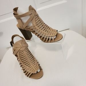 EC American Eagle Beige Strappy Buckle Close Peep Toe Heels Size 9W